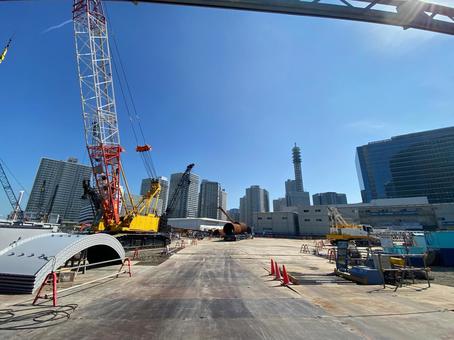 クレーンが見える建設現場