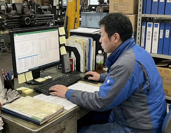 工場で端末から資料を探す様子